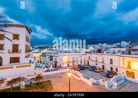 Ville touristique espagnole de Tarifa au crépuscule Banque D'Images