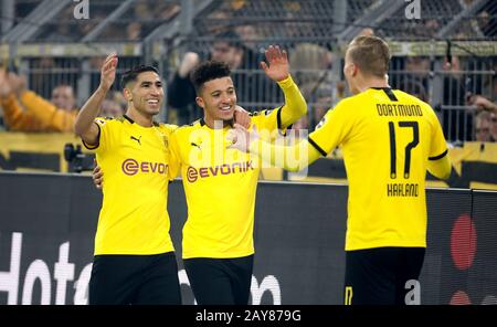 Dortmund, Allemagne, signal-Iduna-Park, 14 février 2020: Erling Braut Haaland de Borussia Dortmund (R) célèbre la notation de l'objectif 3:0 avec Achraf Hakimi Mouh de Borussia Dortmund (L) et Jadon Malik Sancho de Borussia Dortmund (M) lors du premier match Bundesliga Borussia Dortmund contre Eintracht à Francfort en 2020/2019. La réglementation DFL interdit l'utilisation de photographies comme séquences d'images et/ou quasi-vidéo. Banque D'Images