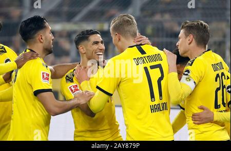 Dortmund, Allemagne, signal-Iduna-Park, 14 février 2020: Erling Braut Haaland de Borussia Dortmund (17) célèbre la notation de l'objectif 3:0 avec Achraf Hakimi Mouh de Borussia Dortmund (2.L) et Emre Can de Borussia Dortmund (L) pendant le premier match de Bundesliga Borussia Dortmund contre Eintracht en 2019/2020. La réglementation DFL interdit l'utilisation de photographies comme séquences d'images et/ou quasi-vidéo. Banque D'Images