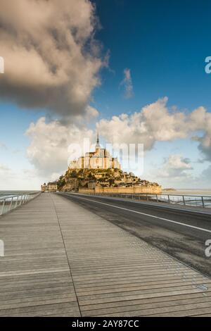 Pont à pied vers le Mont Saint Michel en France Banque D'Images