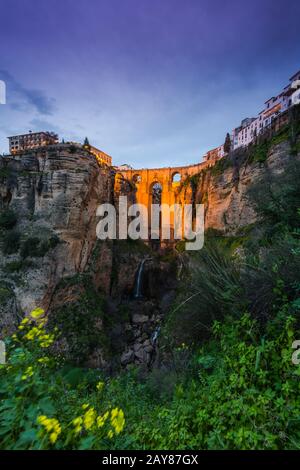 Vue en soirée sur le New Bridge à Ronda, en Espagne Banque D'Images