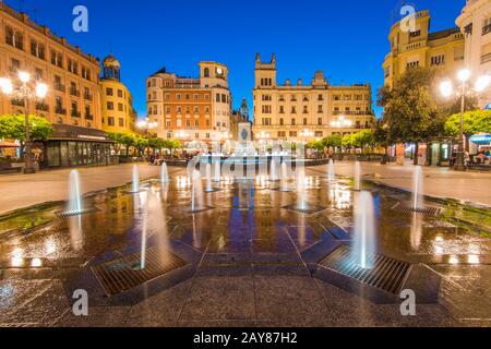 Plaza de Las Tendillas à Cordoba, Espagne éclairés en soirée Banque D'Images