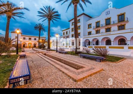 Ville touristique espagnole de Tarifa au crépuscule Banque D'Images