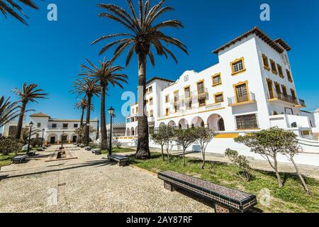 Place dans le village portuaire de Tarifa, Espagne Banque D'Images