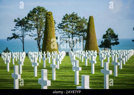 Croix blanches dans le cimetière américain, Omaha Beach, Normandie, France. Banque D'Images