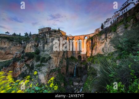 Vue en soirée sur le New Bridge à Ronda, en Espagne Banque D'Images