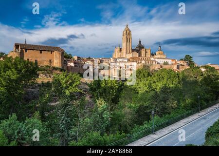 Cathédrale de Segovia sur le sommet de la colline embrassé par les rayons du soleil Banque D'Images