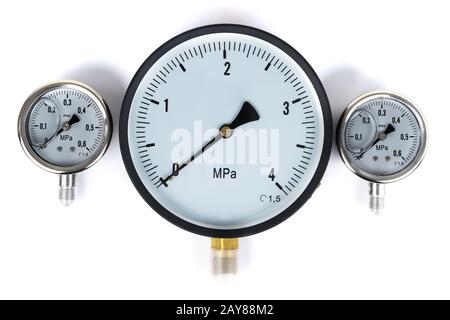 Le capteur de pression dans la conduite est un manomètre. Trois jauges de différentes tailles sur un fond blanc isolé Banque D'Images