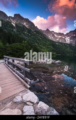 pont de pied en bois dans les montagnes qui s'envolent sur le lac Banque D'Images