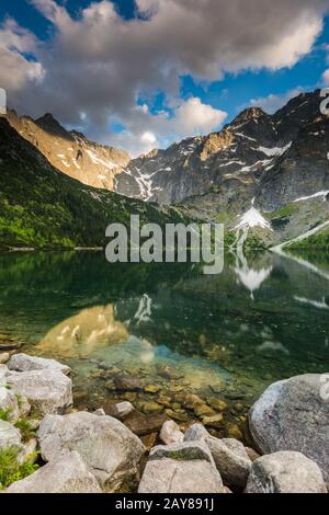 Coucher de soleil sur le lac Morskie Oko en Pologne Banque D'Images