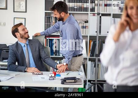 collègues hommes d'affaires travaillant ensemble sur un projet d'affaires dans un bureau moderne Banque D'Images