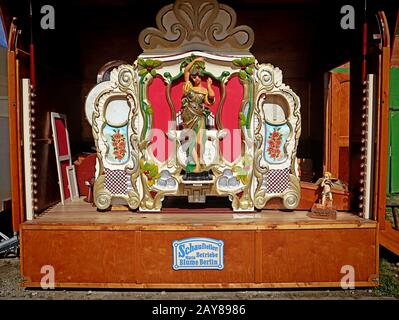 Munich, ALLEMAGNE - 1 OCTOBRE 2019 orgue mécanique vintage exposé à l'Oide Wiesn partie historique de l'Oktoberfest à Munich, famille et enfant-ven Banque D'Images