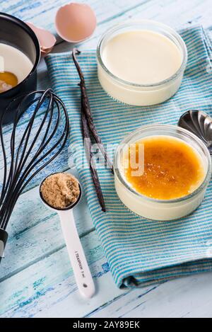 crème brulée maison avec ingrédients Banque D'Images