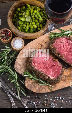 Filet de bœuf au poivre sur table rustique Banque D'Images