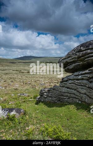 Magnifique paysage de Dartmoor avec des landes et des nuages Banque D'Images