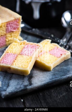 Gâteau Battenberg à bord Banque D'Images