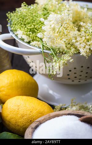 Préparation du cordial de fleur de sureau fait maison Banque D'Images