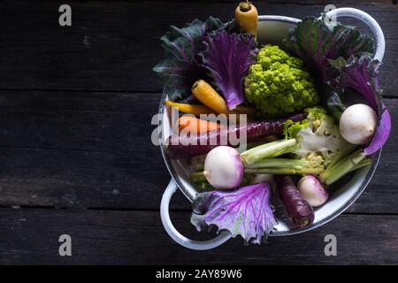 Légumes frais dans la passoire rustique Banque D'Images