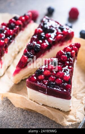 Cheesecake mascarpone simple avec fruits de la forêt de baies d'hiver Banque D'Images