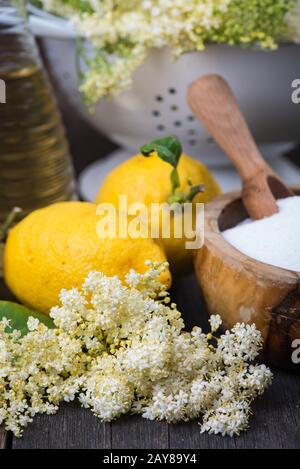 Préparation du cordial de fleur de sureau fait maison Banque D'Images