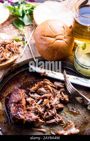 filet de porc rôti servi avec du cidre Banque D'Images