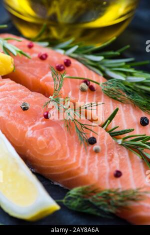 steaks de saumon frais aux herbes et au citron Banque D'Images