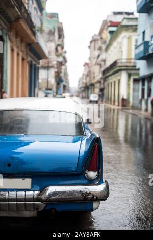 Scène de rue sur jour de pluie à La Havane, Cuba Banque D'Images