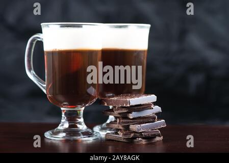 café irlandais fort traditionnel sur bar en bois avec chocolat noir Banque D'Images