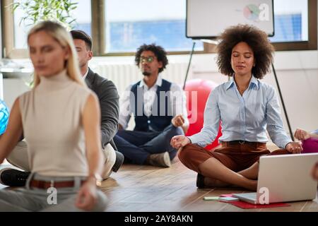 groupe de collègues d'affaires méditant au travail. moderne, d'affaires, concept de méditation Banque D'Images