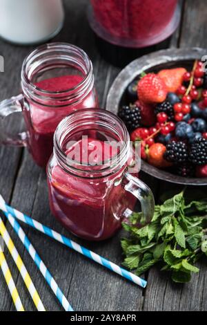 Smoothie aux baies d'été dans un pot de maçon Banque D'Images