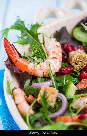 Salade fraîche avec crevettes et graines de grenade Banque D'Images