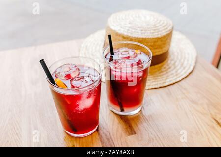 Sangri une boisson aux fruits espagnols sur une table avec chapeau Banque D'Images