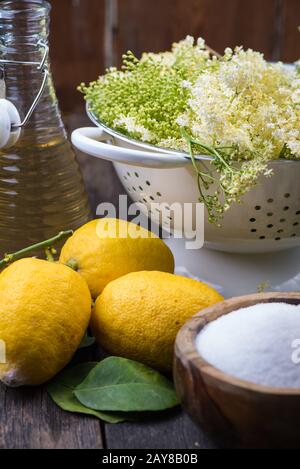 Préparation du cordial de fleur de sureau fait maison Banque D'Images