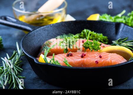 steaks de saumon aux herbes sur une poêle rustique Banque D'Images