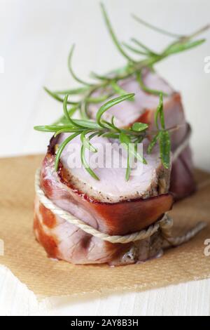 Porc grillé enveloppé dans du jambon Banque D'Images