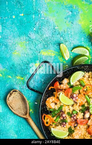 Paella espagnole typique de fruits de mer dans la poêle en émail Banque D'Images