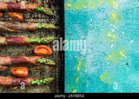 Asperges fraîches de la ferme enveloppées dans du jambon prosciutto Banque D'Images