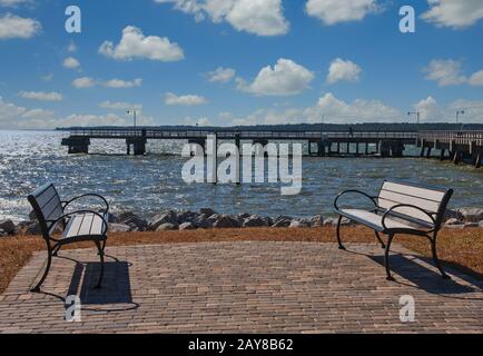 Bancs vides sur le patio près de Seaside Pier Banque D'Images