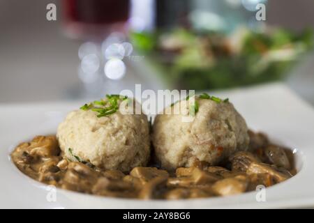 Quenelles avec sauce aux champignons Banque D'Images