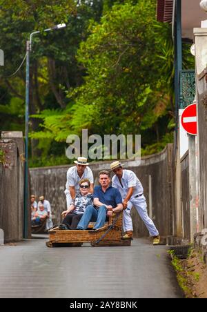 FUNCHAL, MADÈRE - 19 SEPTEMBRE : excursion traditionnelle en traîneau en descente le 19 septembre 2016 à Madère, au Portugal Banque D'Images