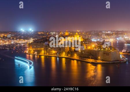 Horizon éclairé de Senglea et trois villes de Grand Harbour à Malte Banque D'Images