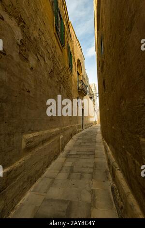 Rue étroite dans la ville silencieuse de Mdina, Malte Banque D'Images