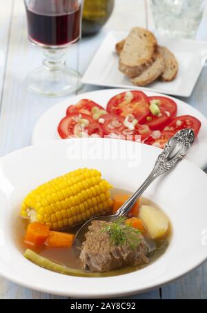 Cazuela chilienne avec salade de tomates Banque D'Images