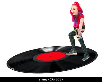 Femme avec des cheveux rouges et des chaussettes de genou dansant sur un disque vinyle rire Banque D'Images