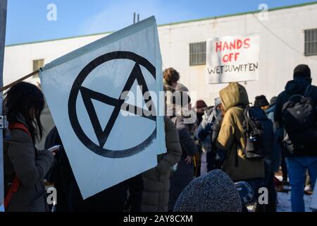 Des manifestants anti-pipeline organisés par la rébellion de l'extinction bloquent les voies de train en solidarité avec le peuple des Wet 'suwetn'. Banque D'Images