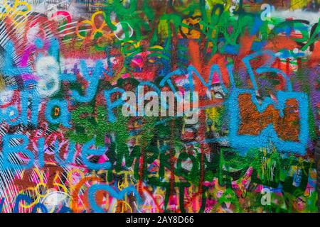 Prague, République tchèque - 02 novembre 2017: Célèbre graffitis sur le mur de John Lennon Banque D'Images