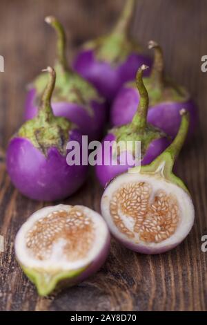 Aubergines asiatiques sur bois sombre Banque D'Images