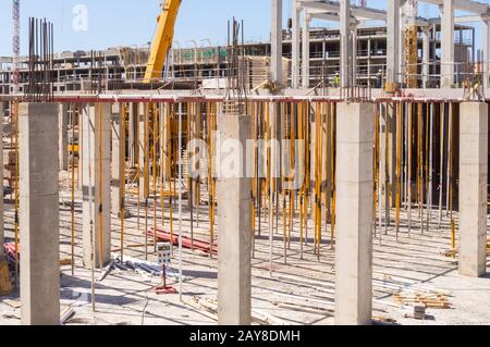 Stanion et renforcement des piliers sur une nouvelle construction d'un hôtel Banque D'Images