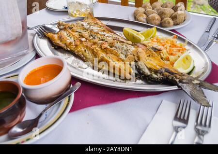 Poisson grillé sur un plat en acier inoxydable Banque D'Images