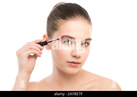 Eye make up s'appliquent. L'application de Mascara cils longs, gros plan. brosse de maquillage. Isolées. Banque D'Images